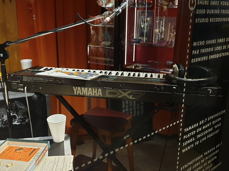 Il Sintetizzatore Yamaha DX-7 usato dai Queen in molte composizioni, tra cui "Who Wants To Live Forever"